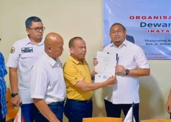 Ketum Andre Rosiade Terima Sertifikat Merek dan Hak Paten IKM dari Pendiri