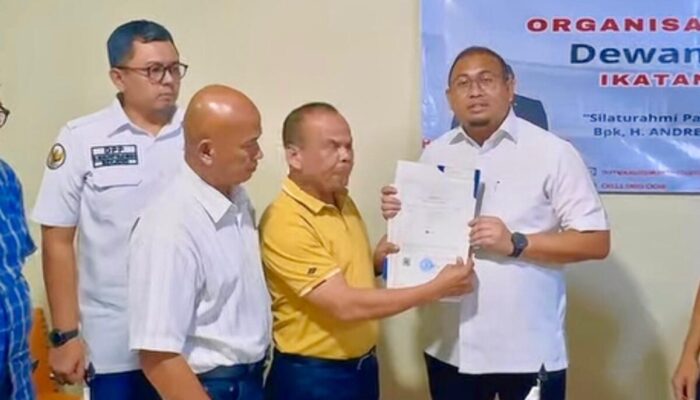 Ketum Andre Rosiade Terima Sertifikat Merek dan Hak Paten IKM dari Pendiri