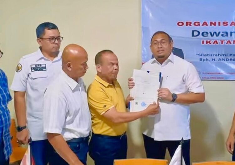 Ketum Andre Rosiade Terima Sertifikat Merek dan Hak Paten IKM dari Pendiri 1 Ketum DPP IKM pertama Syahruddin menyerahkan sertifikat merek dan hak paten IKM kepada Ketum DPP IKM Andre Rosiade. (Foto: Dok. Tangkapan layar)