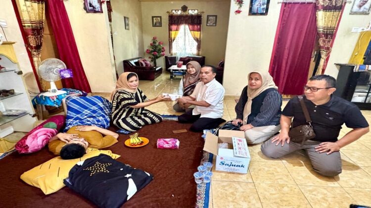 Tim Andre Rosiade menyerahkan santunan kepada pemuda di Padang Pariaman yang mengalami kebutaan diduga usai mencabut gigi di klinik Pariaman. (Foto: Ist)