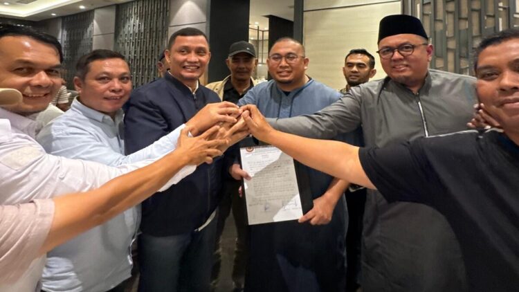 Usai Bertemu Ketum Andre Rosiade, IKBMY Sepakat Bergabung dengan IKM Yogyakarta 1 Pengurus IKBMY menyerahkan nota kesepahaman kepada Ketum DPP IKM Andre Rosiade usai menyatakan bergabung dengan DPW IKM DIY. (Foto: Ist)