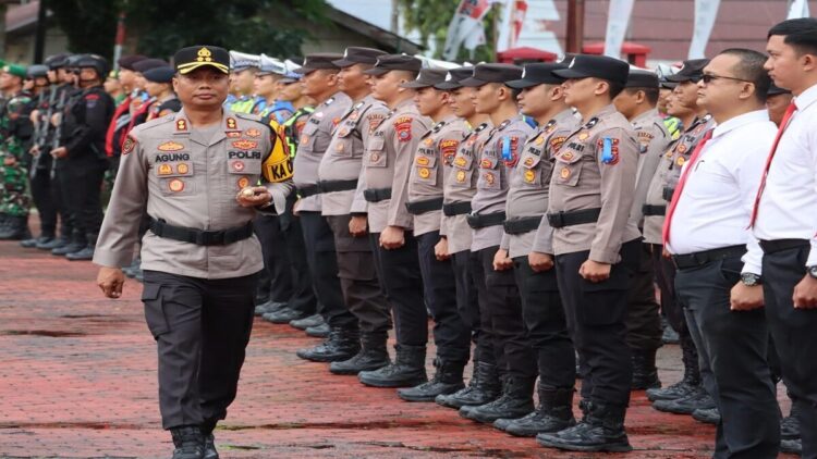 Kapolres Nias Kapolres Nias AKBP Agung Suprapto Dwi Cahyono saat inspeksi personel gabungan untuk Operasi Patuh Toba 2025 di Mapolres Nias, Gunungsitoli. (Radarsumbar/M Gea)