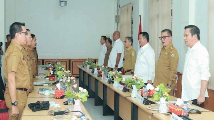 Lima Kepala Daerah Kepulauan Nias Bahas Pembentukan Provinsi Baru 1 Forum Komunikasi Kepala Daerah (Forkada) se-Kepulauan Nias, di Ruang Rapat I Kantor Wali Kota Gunungsitoli. Senin (14/7/2025). (rdr/putra)