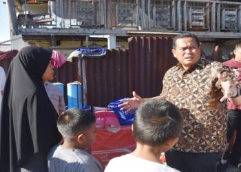 Wako Pariaman Serahkan Bantuan ke Korban Kebakaran di Desa Naras I