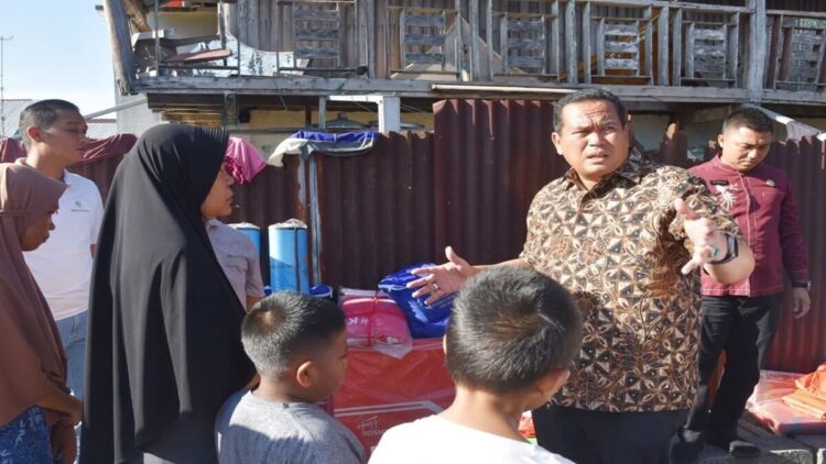 Wako Pariaman Serahkan Bantuan ke Korban Kebakaran di Desa Naras I 1 Wako Pariaman Yota Balad menyerahkan bantuan untuk korban kebakaran di Desa Naras I. (Foto: Dok. Ist)