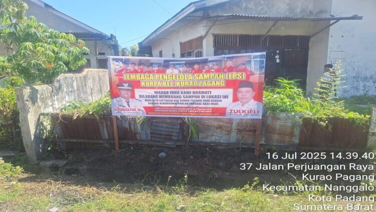 Salah satu spanduk larangan membuang sampah yang dipasang LPS Kurao Pagang di lokasi yang selama ini dijadikan tempat pembuangan sampah ilegal. (Foto: Ist)