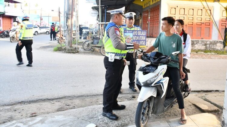 Operasi Patuh Toba 2025: Satlantas Polres Nias Intensifkan Edukasi Lalu Lintas 1 Personel Satlantas Polres Nias di Sumatera Utara mengedukasi warga pelanggar lalu lintas di Gunungsitoli melalui Operasi Patuh Toba 2025. (Radarsumbar/Putra)