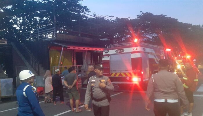 Kebakaran di Danau Cimpago Hanguskan 5 Toko, Kerugian Capai Rp300 Juta