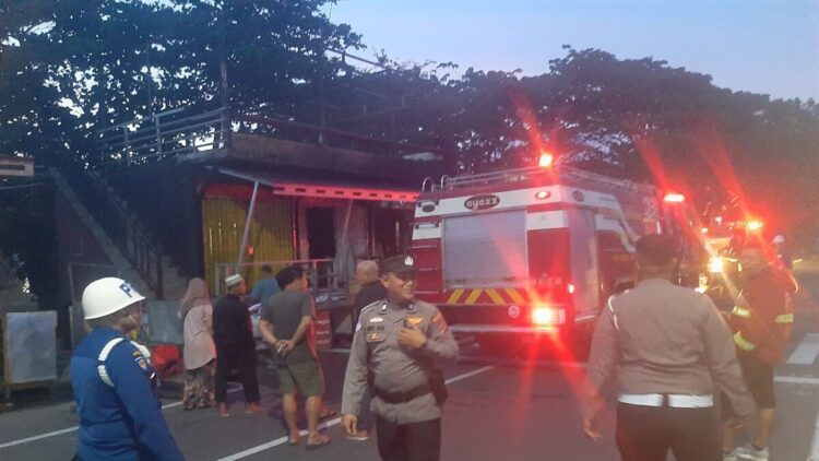 Sejumlah toko di kawasan Danau Cimpago terbakar. (Foto: Dok. Dinas Damkar Padang)