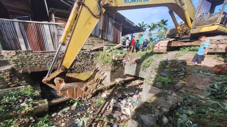 Warga RW IV Kampung Baru Berok Gelar Gotong Royong Massal, Drainase Dibersihkan Pakai Alat Berat 1 Pembersihan saluran drainase di RW IV Kampung Baru Berok dilakukan menggunakan alat berat. (Foto: Dok. Ist)