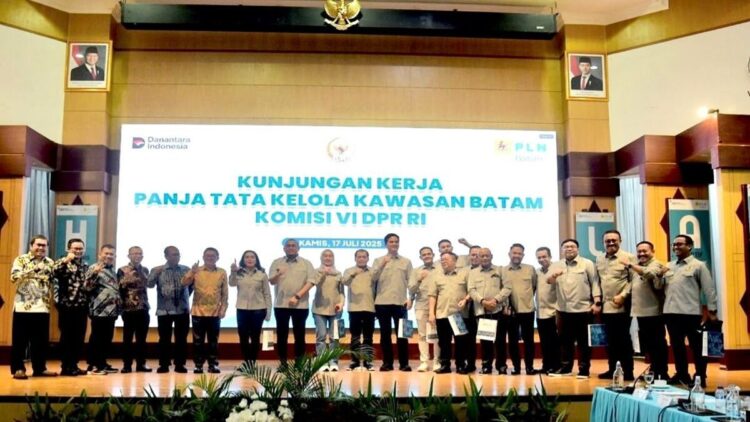 Andre Rosiade memimpin rombongan Komisi VI kunjungan ke Pelabuhan Internasional Batam Center, Batam, Kepulauan Riau (Kepri), Jumat (18/7/2025). (Foto: Dok. Ist)