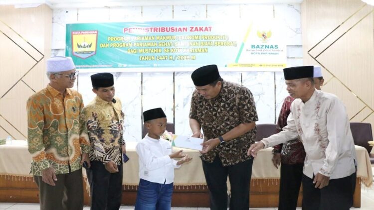 Wako Pariaman Yota Balad menyerahkan zakat Baznas. (Foto: Ist)