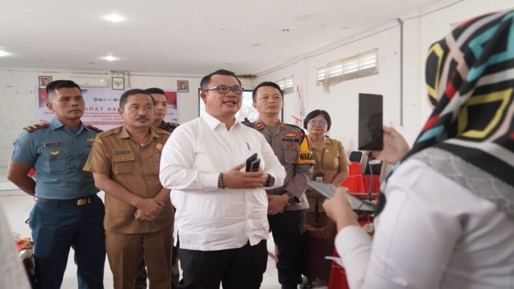 Wali Kota Gunungsitoli Sowa'a Laoli didampingi Forkompinda, Plt Sekda Kota dan Kadis Koperasi Yarniwati Gulö.  (Radarsumbar/Protokol-Kompi)