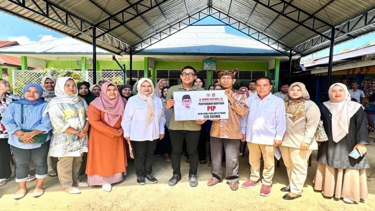 Andre Rosiade Salurkan Beasiswa PIP untuk 120 Siswa SMPN 20 Padang 1 Andre Rosiade menyalurkan beasiswa PIP kepada 120 siswa SMPN 20 Padang. (Foto: Ist)