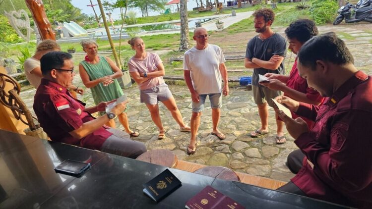 Tim Operasi Wira Waspada Imigrasi Nias saat memeriksa para wisatawan mancanegara yang selama ini menginap di Pantai Baloho, Hiligeho, Teluk Dalam. (Radarsumbar/F. Zega)