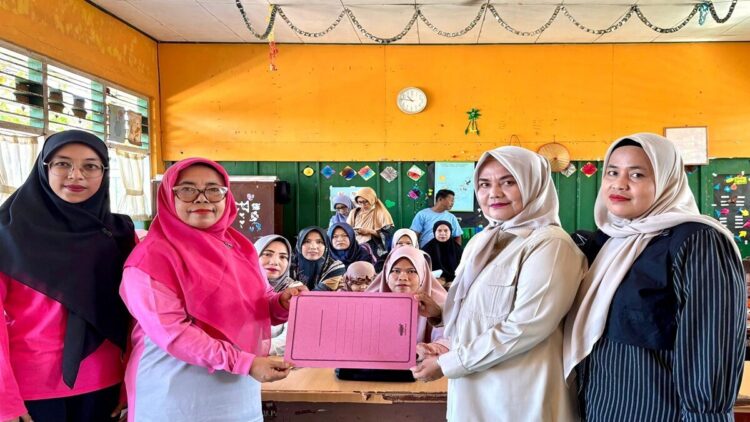 Andre Rosiade Bagikan Beasiswa PIP untuk Siswa SD 45 Bungo Pasang 1 Tim Andre Rosiade menyerahkan beasiswa PIP untuk siswa di SD 45 Bungo Pasang. (Foto: Dok. Ist)