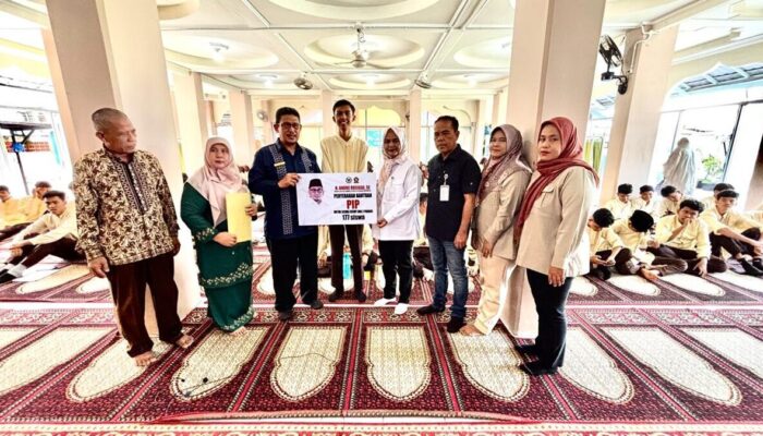 Andre Rosiade Salurkan 177 Beasiswa PIP di SMAN 2 Padang