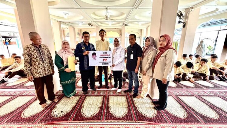 Tim Wakil Ketua Komisi VI DPR Andre Rosiade menyalurkan beasiswa PIP kepada siswa SMAN 2 Padang. (Foto: Ist)