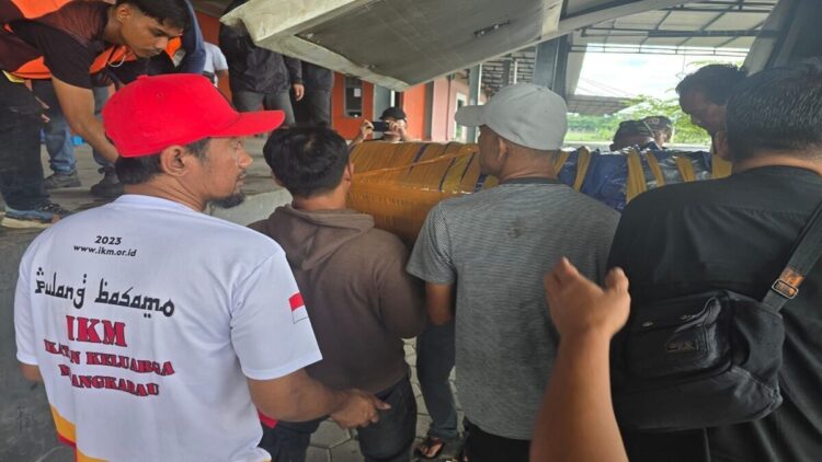 Pemulangan jenazah korban penembakan oleh KKB ke Merangin, Jambi dibantu IKM Papua. (Foto: Dok. IKM Papua)