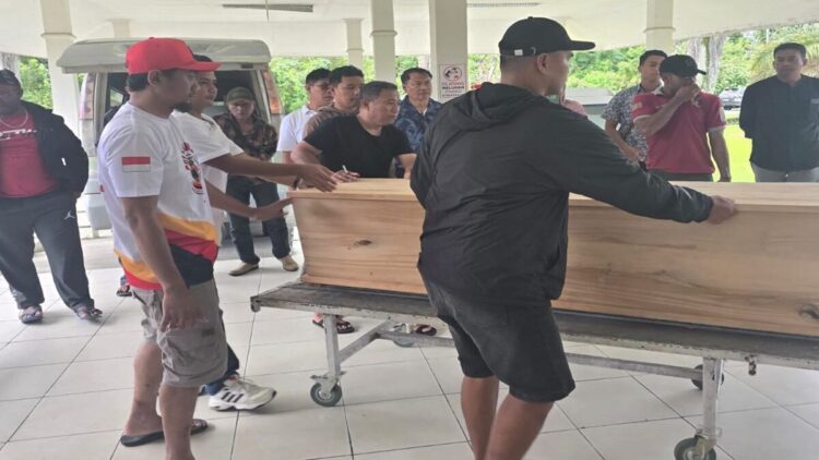 Perantau Minang jadi Korban Penembakan di Papua, Andre Rosiade: IKM Bantu Terbangkan Jenazah ke Padang 1 IKM Papua membantu pemulangan korban penembakan KKB Papua asal Bayang, Pesisir Selatan. (Foto: Dok. IKM Papua)