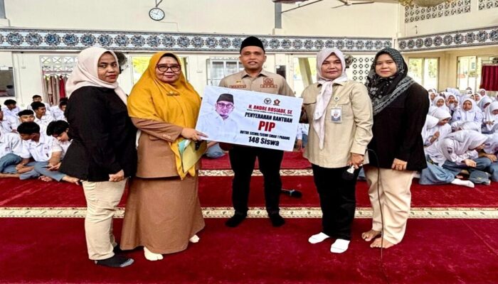 Andre Rosiade Salurkan 148 Beasiswa PIP untuk Siswa SMAN 1 Padang