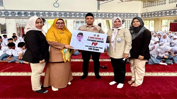 Tim Andre Rosiade menyerahkan beasiswa PIP kepada 148 siswa di SMAN 1 Padang. (Foto: Dok. Ist)