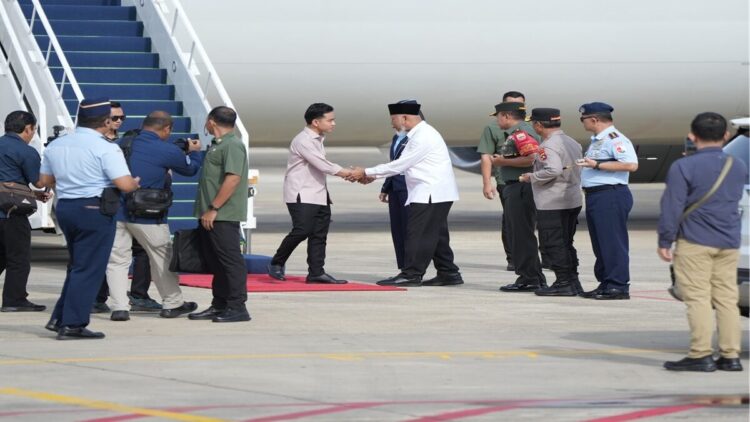 Gubernur Sumbar Buya Mahyeldi menyambut kedatangan Wakil Presiden Gibran Rakabuming Raka di BIM. (Foto: adpsb/bud)