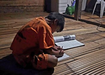 Seorang anak dari Desa Ilan Batu Uru, Kecamatan Walenrang Barat, Kabupaten Luwu, Sulawesi Selatan kini bisa belajar di malam hari setelah listrik PLN mengalir 24 jam. (dok. Humas PLN)