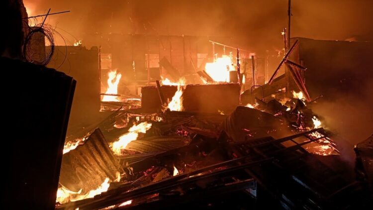 Empat unit rumah terbakar di daerah Parak Gadang, Ganting, Kecamatan Padang Timur, Kota Padang, Minggu (6/7/2025) dinihari. (dok. Damkar Kota Padang)