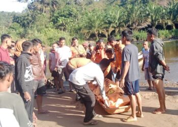 Tembak Ikan dengan Menyelam, Pria 34 Tahun Tewas Terjepit Batu di Limapuluh Kota 7 Evakuasi orang terjepit batu di Kapur XI, Pangkalan, Limapuluh Kota. (dok. Basarnas Padang)
