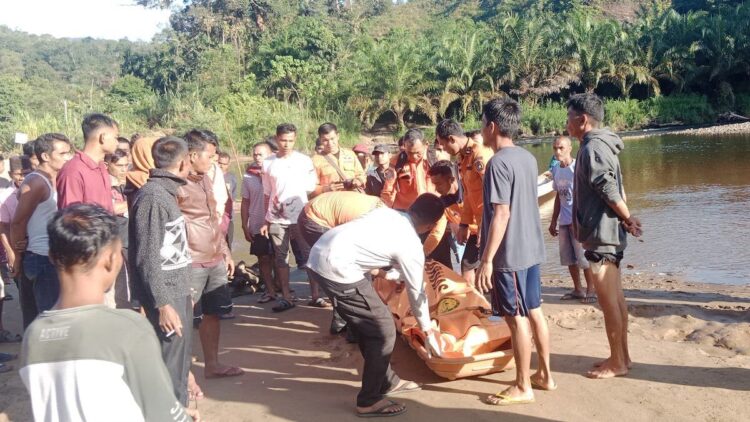 Tembak Ikan dengan Menyelam, Pria 34 Tahun Tewas Terjepit Batu di Limapuluh Kota 1 Evakuasi orang terjepit batu di Kapur XI, Pangkalan, Limapuluh Kota. (dok. Basarnas Padang)