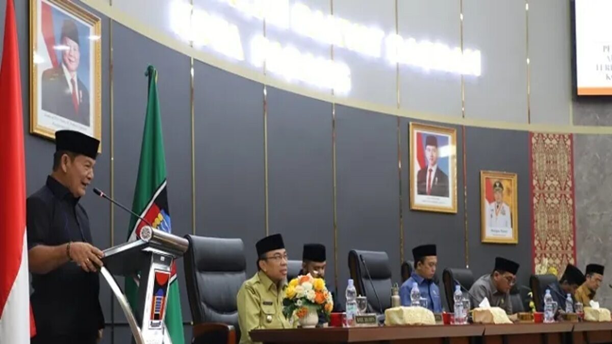 DPRD Padang Sahkan RPJMD 2025-2029, Target PAD Tumbuh 30,3 Persen 3 foto berita pad ditargetkan rp43 triliun dalam rpjmd 2025 2029 ini kritikan masukan dan catatan 8 fraksi dprd 290725121424
