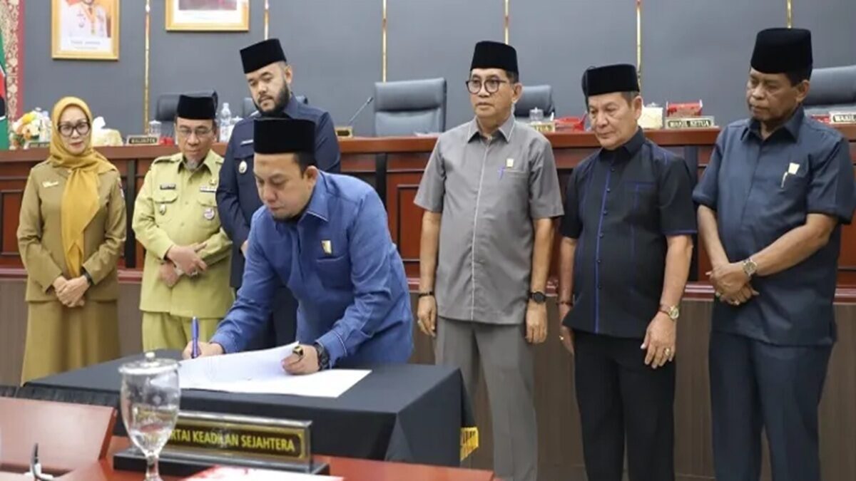 DPRD Padang Sahkan RPJMD 2025-2029, Target PAD Tumbuh 30,3 Persen 2 foto konten berita 1 20250729001640