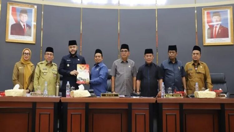 DPRD Padang Sahkan RPJMD 2025-2029, Target PAD Tumbuh 30,3 Persen 1 Pengesahan RPJMD Kota Padang Tahun 2025-2030 oleh DPRD Padang. (Foto: Humas)