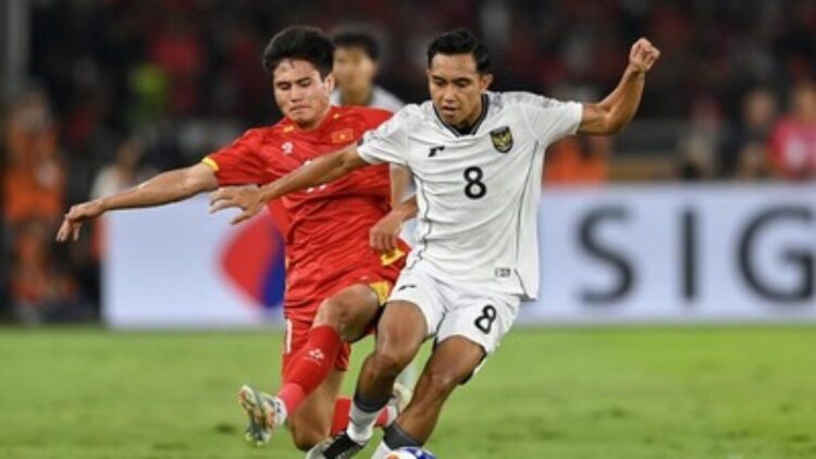 Timnas U-23 Kalah, Maruarar Sirait Tetap Beri Bonus Rp100 Juta untuk Pemain 1 gelandang Timnas U 23 Rayhan Hannan berupaya melewati pemain Vietnam