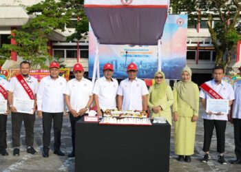 HUT ke-67 Nasionalisasi, PT Semen Padang Optimistis Bangkit dan Kembali Rebut Kepercayaan Pasar 6 Jajaran Komisaris dan Direksi PT Semen Padang saat hut nasionalisasi Semen Padang ke-67. (dok. Humas)