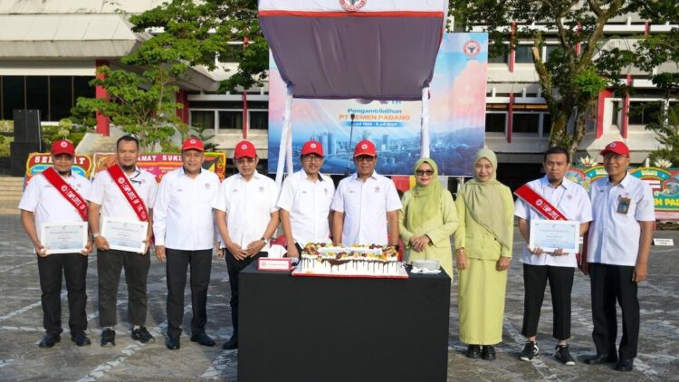 Jajaran Komisaris dan Direksi PT Semen Padang saat hut nasionalisasi Semen Padang ke-67. (dok. Humas)