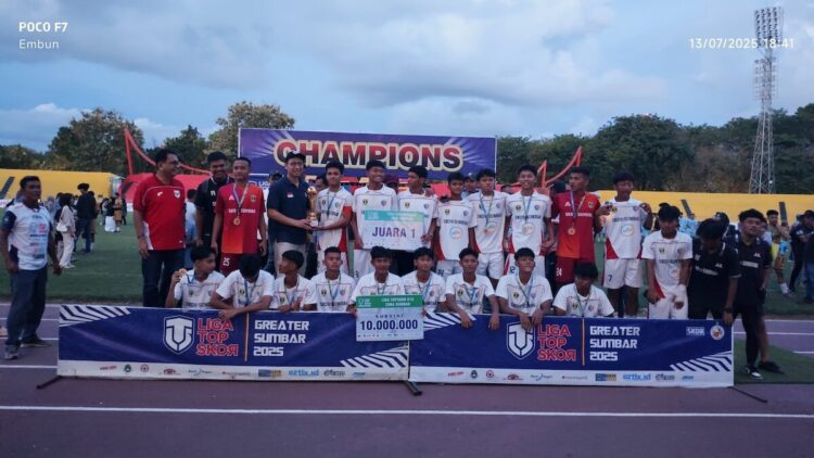 Liga Top Skor Sumbar 2025 Resmi Ditutup, Tujuh Kategori Lahirkan Talenta Muda Ranah Minang 1 Penutupan LTS Sumbar 2025 yang diakhiri dengan penyerahan hadiah untuk kelompok umur U-18 yang dijuarai oleh SKO Sumbar. (dok. Radarsumbar)