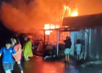 Kebakaran di kawasan Gates (Gauang), Kecamatan Lubuk Begalung, Padang pada Rabu dinihari. (dok. istimewa)