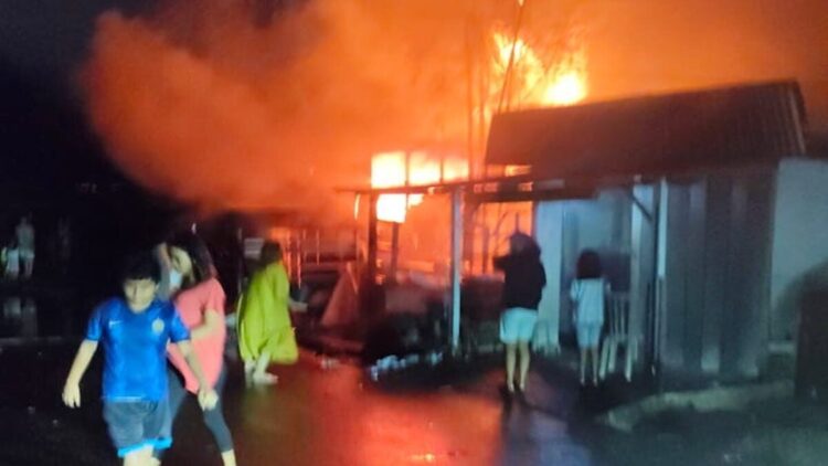 Rumah dan Toko Pancing Hangus Terbakar di Gauang, Kerugian Berkisar Rp500 Juta 1 Kebakaran di kawasan Gates (Gauang), Kecamatan Lubuk Begalung, Padang pada Rabu dinihari. (dok. istimewa)