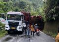 Truk Pengangkut Alat Berat Kecelakaan, Jalan Bukittingi-Medan Lumpuh 5 Truk Pengangkut Alat Berat Kecelakaan, Jalan Bukittingi-Medan Lumpuh
