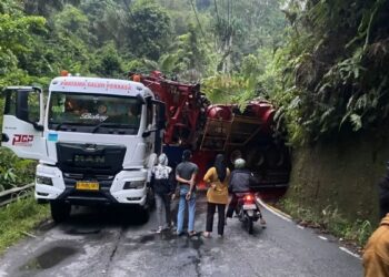 Truk Pengangkut Alat Berat Kecelakaan, Jalan Bukittingi-Medan Lumpuh