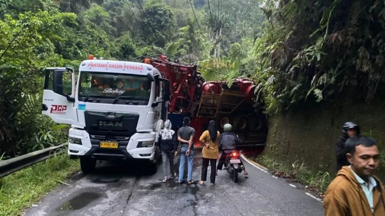 Truk Pengangkut Alat Berat Kecelakaan, Jalan Bukittingi-Medan Lumpuh 1 kecelakaan di jalan Bukiittinggi Medan