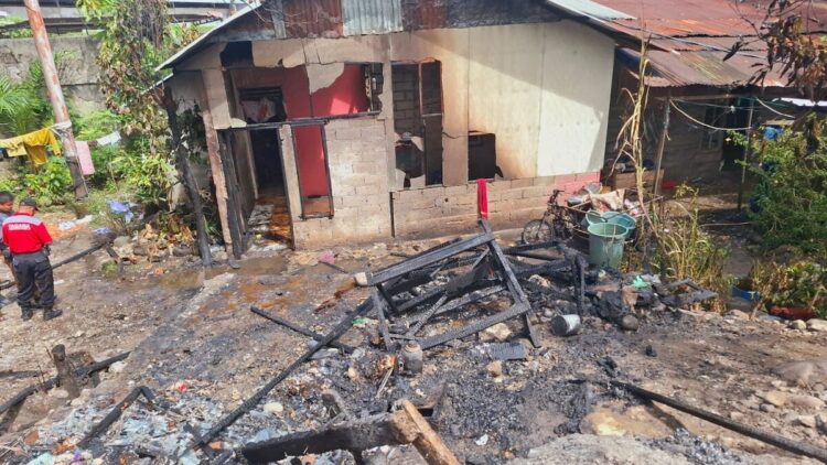 Kondisi rumah yang terbakar di kawasan Parak Laweh, Kecamatan Lubuk Begalung, Kota Padang. (dok. Damkar Padang)