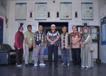 Pematangan persiapan Festival Lierasi dan Pamenan #2 antara Dinas Komunikasi dan Informatika (Kominfo) Padang Panjang yang dipimpin oleh Kepala Dinas, Ampera Salim, bersama Kepala Dinas Perpustakaan dan Kearsipan (DPK) Padang Panjang, Yan Kas Bari dan kabid, serta Komunitas Seni Hitam Putih (Afrizal Harun, Sahrul N, Kurniasih Zaitun, dan Ali Sukri) sebagai penyelenggara Festival Pamenan Minangkabau 2025, pada Kamis (24/7/2025). (dok. istimewa)