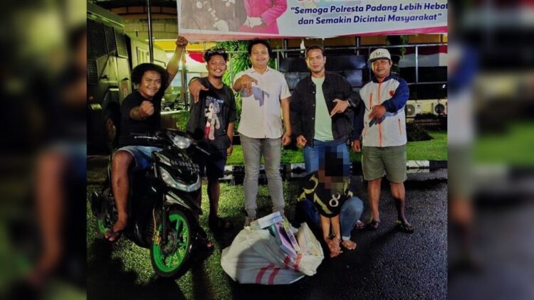 Pria 28 Tahun Bobol Sekolah di Lubuk Kilangan dan Larikan Puluhan Buku Pelajaran 1 Pembobol gudang sekolah di Lubuk Kilangan ditangkap Tim Klewang. (dok. istimewa)