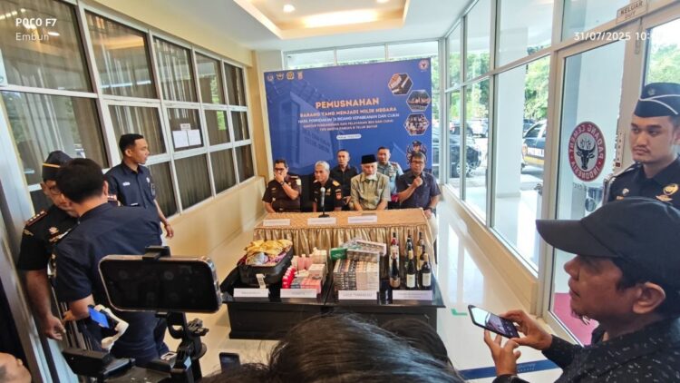 Press rilis pemusnahan BMN Bea Cukai di Wisma Indarung. (dok. Agoes Embun/radarsumbar)