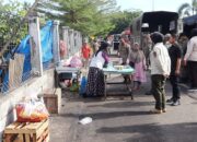 Ganggu Ketertiban, Satpol PP Padang Bongkar Lapak PKL di Jalan Adinegoro Tabing