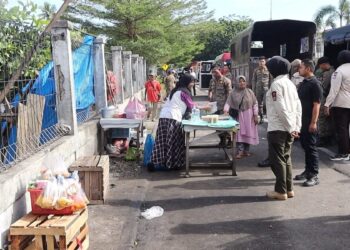 Penertiban PKL di Jalan Adinegoro Tabing. (dok. Satpol PP Padang)
