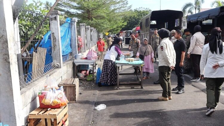 Penertiban PKL di Jalan Adinegoro Tabing. (dok. Satpol PP Padang)